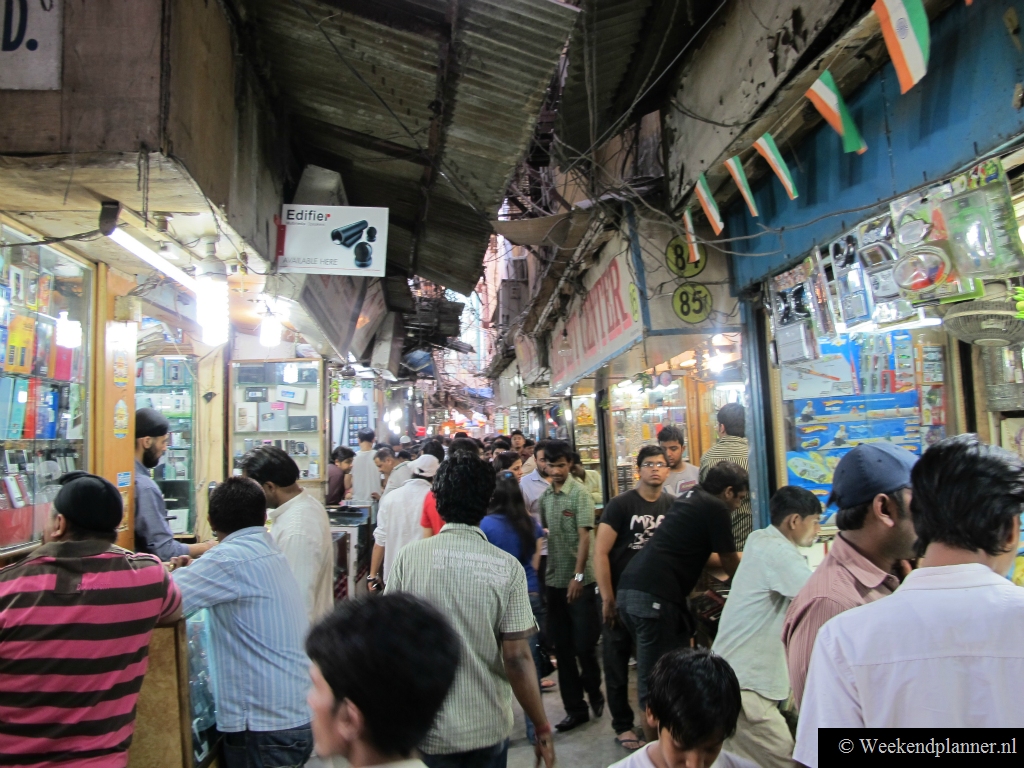 In Karol Bagh is het winkelen in Indiase stijl. Het is er levendig, kleurrijk en nooit saai.